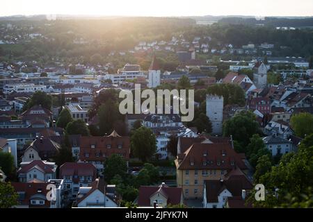 Skyline von Ravensburg, Baden-Württemberg, Deutschland, Europa. Luftaufnahme der alten Häuser der Stadt Ravensburg bei magischem Sonnenuntergang. Stockfoto