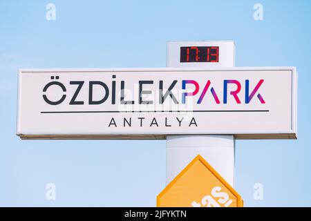 30. Mai 2022, Antalya, Türkei: Einkaufszentrum Ozdilek Park in Antalya. Beliebter Marktplatz und Handel Stockfoto