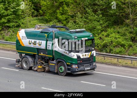 U.B.U 'Back to Black' Scania G320 9290cc Diesel Ultimate Beam Unit, Linkslenkung; Fahren auf der M6 Motorway, Manchester, UK Stockfoto