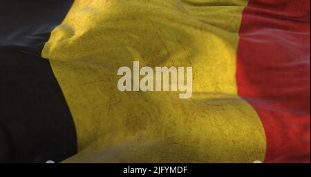 Alte Belgische Flagge winkt beim Wind Stockfoto