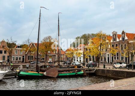 Monumentale Häuser mit Hafenblick in der historischen Stadt Blokzijl, in der Nähe des Nationalparks Weerribben-Wieden, Overijssel, Niederlande. Stockfoto