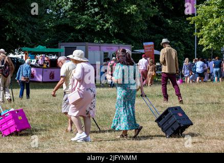 Menschen genießen das RHS Hampton Court Flower Festival Stockfoto