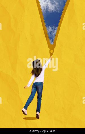 Vertikale Collage Porträt von kleinen Mädchen Hand öffnen unzip blauen Himmel Welt isoliert auf kreativen gelben Hintergrund Stockfoto
