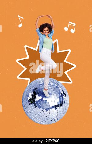Collage 3D Bild von Pinup Pop retro Skizze Bild der Frau tanzen riesige Disco Ball isoliert orange Malerei Hintergrund Stockfoto