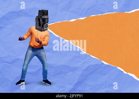 3D Retro abstrakt kreative Kunstwerk Vorlage Collage von Kerl Videokamera statt Kopf isoliert blau orange Zeichnung Hintergrund Stockfoto