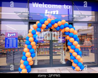 Große Eröffnung des Skelmersdale B & M Stores mit Ballonbogen : 06-07-2022 Skelmersdale, England Stockfoto