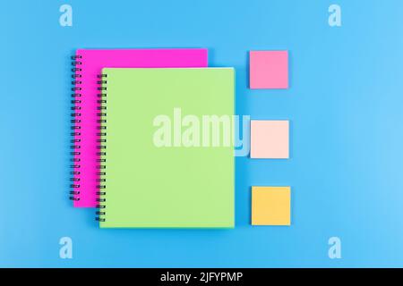 Zurück zum Schulkonzept. Farbenfrohe Schreibwaren auf blauem Hintergrund, Platz zum Kopieren. Stockfoto