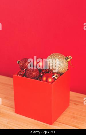Box mit Weihnachtsbaumschmuck. Festliche Feiertage Hintergrund, minimalistischer Stil. Stockfoto
