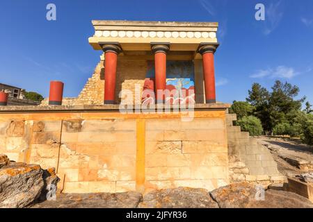 Knossos, Griechenland - 27. April 2019: Wahrzeichen Kretas, Ruinen des minoischen Palastes Stockfoto