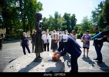 Taoiseach Micheal Martin legt einen Kranz zu Füßen der Statue „Bitter Memory of Childhood“, Das Gedenken an die Opfer der Großen Hungersnot in den Jahren 1932 bis 33 findet im Holodomor Victims Memorial in Kiew statt, als er die Ukraine besucht, um die irische Solidarität mit den ukrainischen Behörden angesichts der russischen Invasion zu bekräftigen. Bilddatum: Mittwoch, 6. Juli 2022. Stockfoto