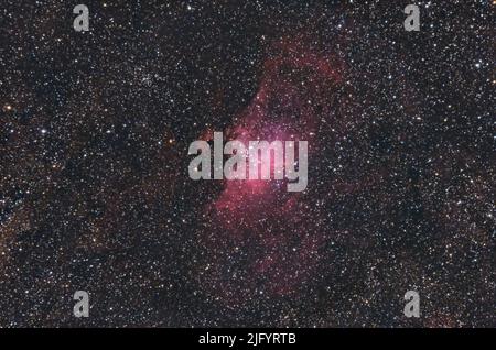 Der Adlernebel oder Messier 16. Im Zentrum die sogenannten Säulen der Schöpfung. Aufgenommen mit einem refraktiven Teleskop und einer Vollspektrumkamera Stockfoto