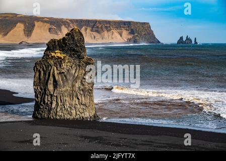 Wunderschönes Panorama auf den Strand von Reynisfjara und die mächtige Basaltsteinformation Arnardrangur, von der Halbinsel Dyrhólaey aus gesehen, Island, in der Nähe von Vík í Mýrdal Stockfoto