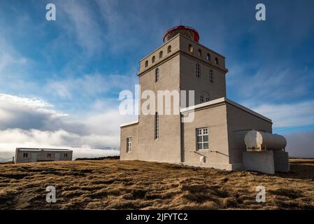 Der berühmte Leuchtturm Dyrhólaeyjarviti auf der Halbinsel Dyrhólaey unter einem dramatischen Himmel, Island, in der Nähe von Vík í Mýrdal und Route 1 / Ringstraße Stockfoto