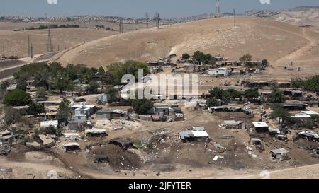 Das Lager Khan al-Ahmar vom Stamm der Jahalin-Beduinen liegt an der Seite der Route 1 (Autobahn Jerusalem-Jordantal), da es eine von mehreren palästinensischen Gemeinden ist, die aufgrund des Plans „E1“ am 5. Juli 2022 in der Westbank, Israel, zwangsumsiedelt werden müssen. Die Zivilverwaltung der israelischen Armee, Das die Bauarbeiten im Westjordanland genehmigt, wird eine Anhörung zu einem umstrittenen 3.414-Einheiten-Wohnungsplan für den Landstrich E-1 der nahe gelegenen israelischen Gemeinde Ma'ale Adumim abhalten, der laut Kritikern für einen zukünftigen palästinensischen Staat unerlässlich ist. Stockfoto