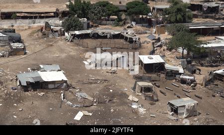 Das Lager Khan al-Ahmar vom Stamm der Jahalin-Beduinen liegt an der Seite der Route 1 (Autobahn Jerusalem-Jordantal), da es eine von mehreren palästinensischen Gemeinden ist, die aufgrund des Plans „E1“ am 5. Juli 2022 in der Westbank, Israel, zwangsumsiedelt werden müssen. Die Zivilverwaltung der israelischen Armee, Das die Bauarbeiten im Westjordanland genehmigt, wird eine Anhörung zu einem umstrittenen 3.414-Einheiten-Wohnungsplan für den Landstrich E-1 der nahe gelegenen israelischen Gemeinde Ma'ale Adumim abhalten, der laut Kritikern für einen zukünftigen palästinensischen Staat unerlässlich ist. Stockfoto