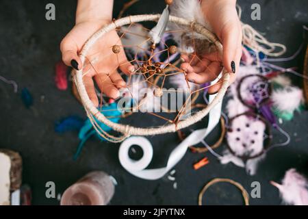 Master zeigt Dreamcatcher. Stockfoto