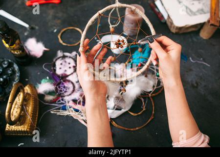 Craftswoman zeigt Dreamcatcher. Stockfoto