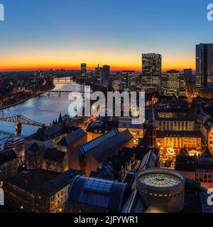 Blick über die Schirn Art Hall auf die Skyline von Frankfurt am Main, Hessen, Deutschland, Europa Stockfoto