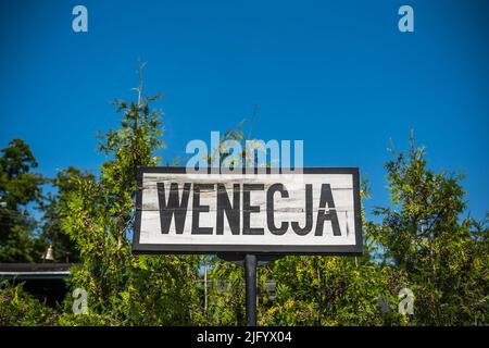 Bahnhof Wenecja - erste Haltestelle vor dem Museum der Schmalspurbahn, Wenecja, Polen Stockfoto