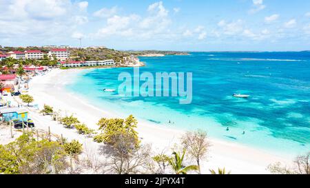 Luftaufnahme eines Luxusresorts am weißen Sandstrand, der vom türkisfarbenen Karibischen Meer, Long Bay, Antigua, Westindien, Karibik, Mittelamerika Stockfoto