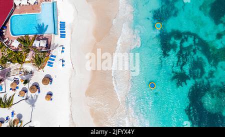 Luftaufnahme eines Luxusresorts mit Pool an einem tropischen Strand, Antigua, Leeward Islands, Westindien, Karibik, Mittelamerika Stockfoto