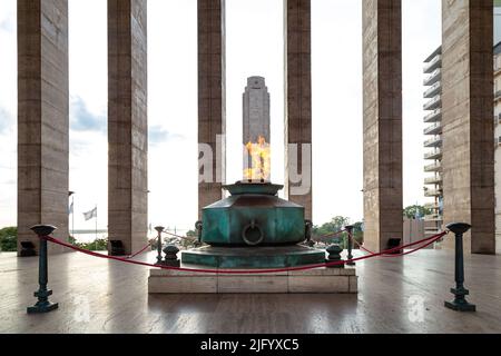 ROSARIO, ARGENTINIEN - 12. MÄRZ 2021: Ewige Flamme in der triumphalen Propylaea von ​​the Heimat und Hauptturm. Nationalflaggendenkmal bei Rosa Stockfoto