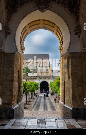 Tor zur Großen Moschee (Mezquita) und Kathedrale von Cordoba, UNESCO-Weltkulturerbe, Cordoba, Andalusien, Spanien, Europa Stockfoto