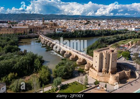 Luftaufnahme der historischen römischen Brücke über den Guadalquivir-Fluss und den Calahorra-Turm, UNESCO-Weltkulturerbe, Cordoba, Andalusien, Spanien, Europa Stockfoto