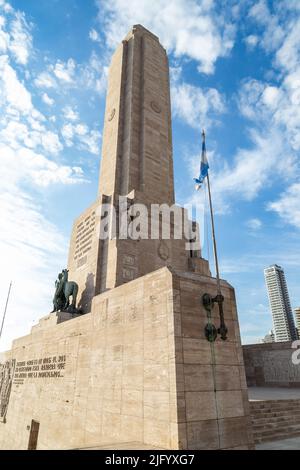 ROSARIO, ARGENTINIEN - 12. MÄRZ 2021: Nationalflaggendenkmal. Blick auf den Hauptturm. Stockfoto