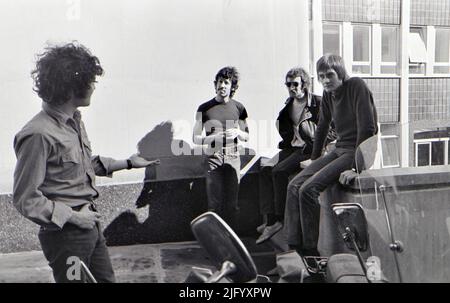 FLEETWOOD MAC UK Rockgruppe auf einem Gebäude in der Oxford Street, London, im März 1968 mit John McVie (Brille), Peter Green (T-Shirt) Mick Fleetwood (Schal) und Jeremy Spencer. Foto: Tony Gale Stockfoto