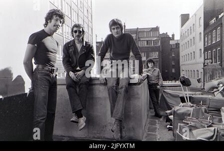 FLEETWOOD MAC UK Rockgruppe auf einem Gebäude in der Oxford Street, London, im März 1968 mit John McVie (Brille), Peter Green (T-Shirt) Mick Fleetwood (Schal) und Jeremy Spencer. Foto: Tony Gale Stockfoto