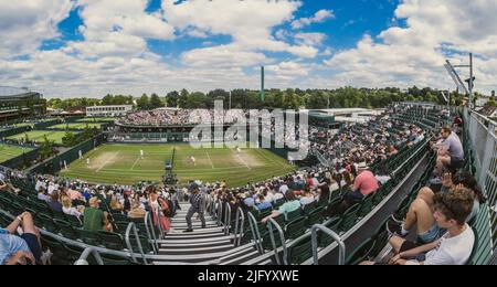 London, Großbritannien, 5.. Juli 2022: Zuschauer beobachten ein Männerdoppel-Spiel´s All England Lawn Tennis und Croquet Club in London. Kredit: Frank Molter/Alamy Live Nachrichten Stockfoto