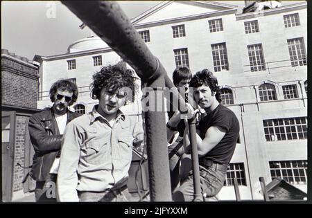 FLEETWOOD MAC UK Rockgruppe auf einem Gebäude in der Oxford Street, London, im März 1968 mit John McVie (Brille), Peter Green (T-Shirt) Mick Fleetwood (Schal) und Jeremy Spencer. Foto: Tony Gale Stockfoto