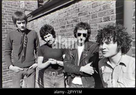 FLEETWOOD MAC UK Rockgruppe auf einem Gebäude in der Oxford Street, London, im März 1968 mit John McVie (Brille), Peter Green (T-Shirt) Mick Fleetwood (Schal) und Jeremy Spencer. Foto: Tony Gale Stockfoto