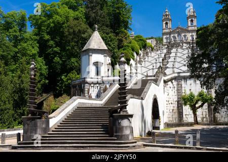 Basilika und berühmte Treppen von Bom Jesus (der gute Jesus), in der Stadt Braga, in der Region Minho in Portugal, Europa Stockfoto