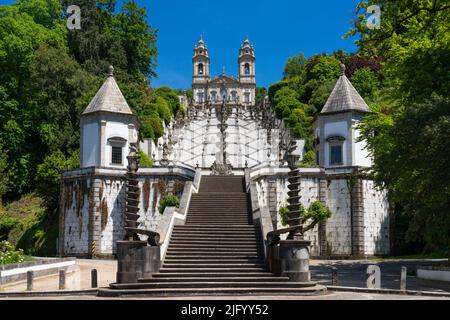 Basilika und berühmte Treppen von Bom Jesus (der gute Jesus), in der Stadt Braga, in der Region Minho in Portugal, Europa Stockfoto