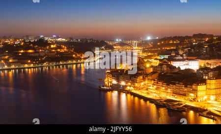 Skyline der historischen Stadt Porto bei Nacht mit der Brücke Ponte de Arrabida im Hintergrund, Porto, Portugal, Europa Stockfoto