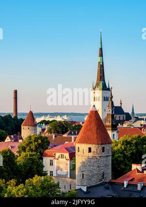 Blick über die Altstadt zur St. Olaf-Kirche bei Sonnenuntergang, UNESCO-Weltkulturerbe, Tallinn, Estland, Europa Stockfoto