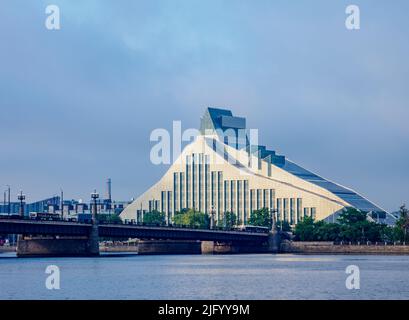 Blick über den Fluss Daugava in Richtung Nationalbibliothek von Lettland, Riga, Lettland, Europa Stockfoto