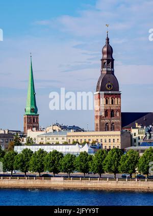 Blick über den Fluss Daugava auf die Kathedrale der Heiligen Maria (Dom), Riga, Lettland, Europa Stockfoto