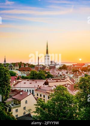 Blick über die Altstadt zur St. Olaf-Kirche bei Sonnenaufgang, UNESCO-Weltkulturerbe, Tallinn, Estland, Europa Stockfoto