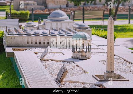 30. Mai 2022, Antalya, Türkei: Hippodrom und Obelisk und andere architektonische Wahrzeichen Istanbuls im Dokuma Miniaturpark Stockfoto