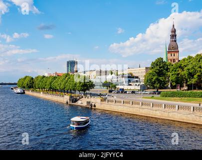 Blick über den Fluss Daugava auf die Kathedrale der Heiligen Maria (Dom), Riga, Lettland, Europa Stockfoto