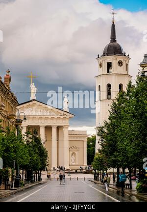 Gediminas Avenue, Kathedrale St. Stanislaus und St. Ladislaus und Glockenturm, Altstadt, UNESCO-Weltkulturerbe, Vilnius, Litauen Stockfoto