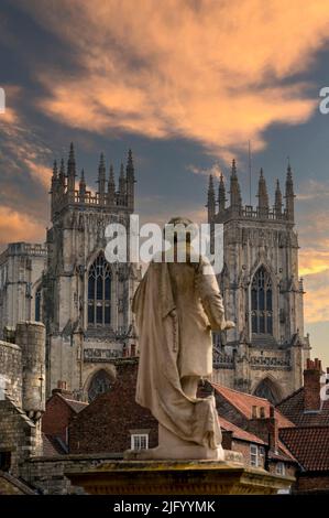 York Minster West Bell Towers und Bootham Bar vom St. Leonards Place aus gesehen, York, Yorkshire, England, Vereinigtes Königreich, Europa Stockfoto