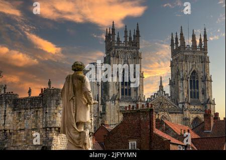 York Minster West Bell Towers und Bootham Bar vom St. Leonards Place, York, Yorkshire, England, Vereinigtes Königreich, Europa Stockfoto