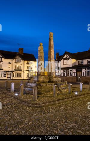 Die alten sächsischen Kreuze auf dem Marktplatz bei Nacht, Sandbach, Kechshire, England, Vereinigtes Königreich, Europa Stockfoto