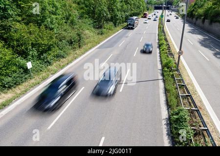 Schnelle Autos mit Bewegungsunschärfen auf einer kölner Stadtautobahn von oben Stockfoto