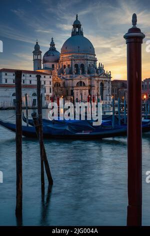 Sonnenuntergang über der Basilika della Salute, Punta della Dogana, Venedig, UNESCO-Weltkulturerbe, Venetien, Italien, Europa Stockfoto