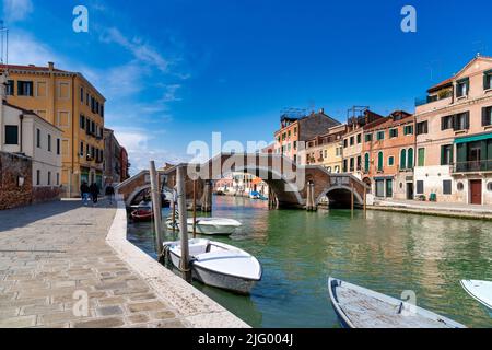 Die charakteristische Brücke aus drei Bögen, Sestiere Cannaregio, Venedig, UNESCO-Weltkulturerbe, Venetien, Italien, Europa Stockfoto